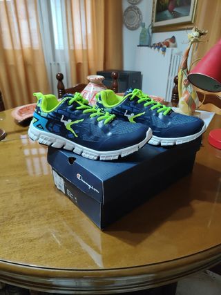 Scarpe da ginnastica blu e verdi