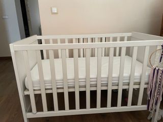 Cuna de madera blanca