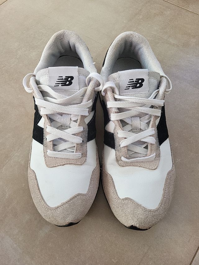 Zapatillas New Balance Beige y Blancas