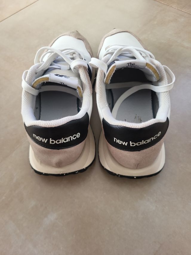 Zapatillas New Balance Beige y Blancas