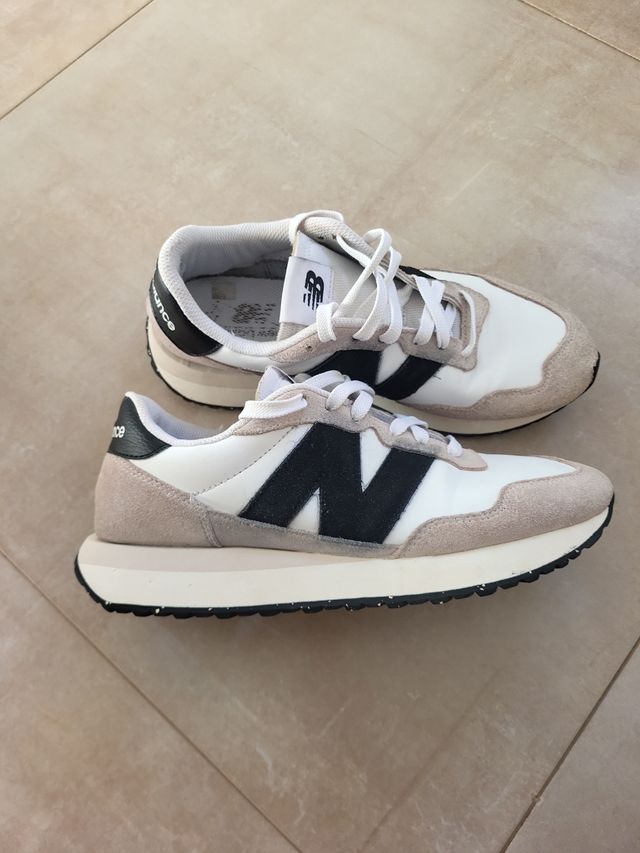 Zapatillas New Balance Beige y Blancas