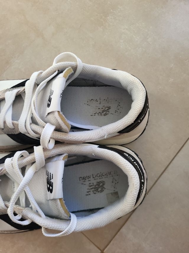Zapatillas New Balance Beige y Blancas