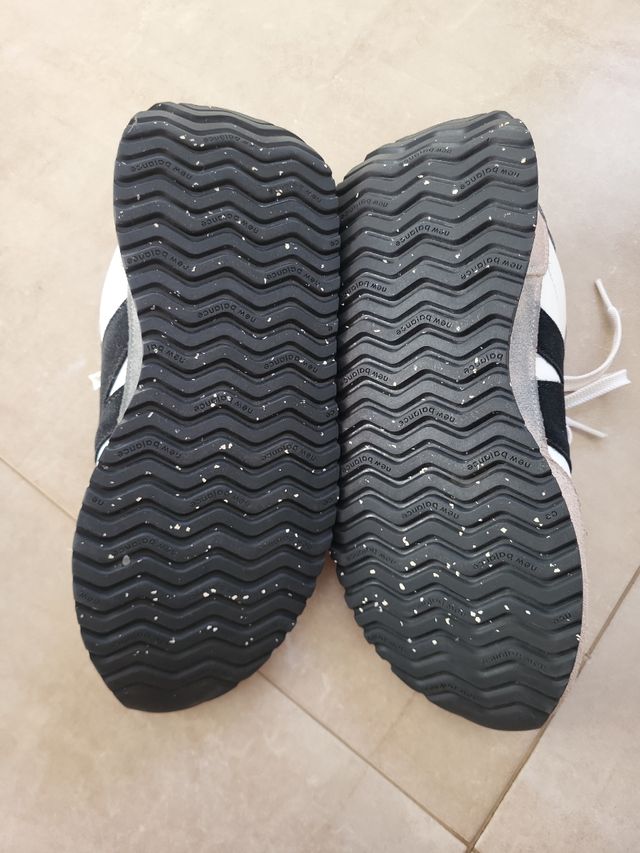 Zapatillas New Balance Beige y Blancas