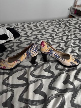 Zapatos de tacón con estampado floral