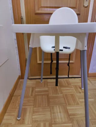 Trona bebé Ikea blanca y gris