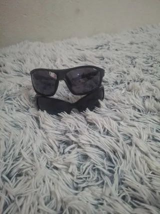 Gafas de sol negras.