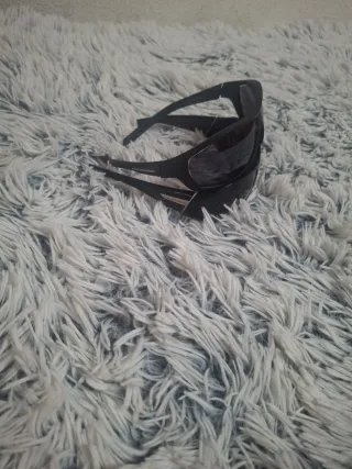 Gafas de sol negras.