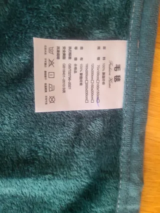 Manta de sofá de pelo verde.