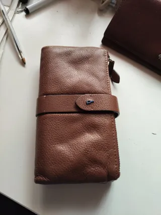 Cartera de piel marrón
