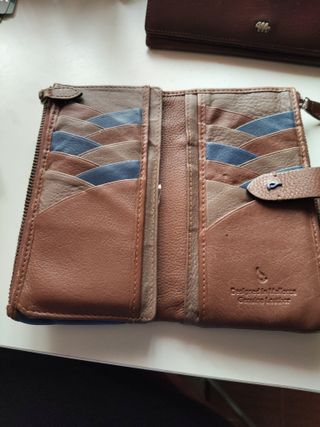 Cartera de piel marrón