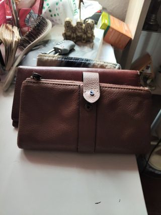 Cartera de piel marrón