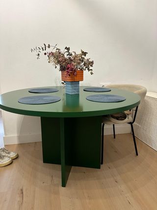 Mesa de salón verde redonda