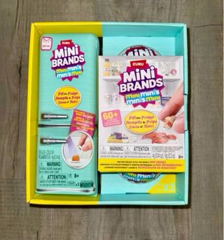 Mini Brands Nevera + 2 Bolas Zuru