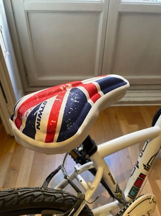 Bicicleta blanca con sillín Union Jack