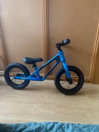 Bicicleta de equilibrio azul para niños