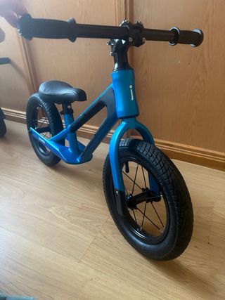 Bicicleta de equilibrio azul para niños