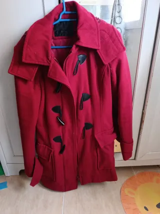Chaqueta roja estilo duffle coat