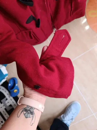Chaqueta roja estilo duffle coat
