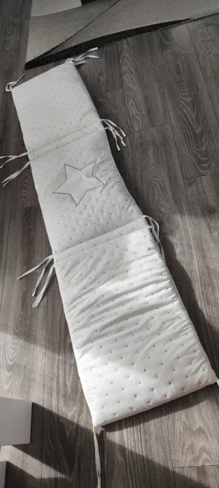 Protector de cuna acolchado con estrellas