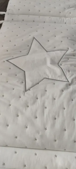Protector de cuna acolchado con estrellas
