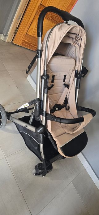Carro de bebé color beige usado solo tres veses