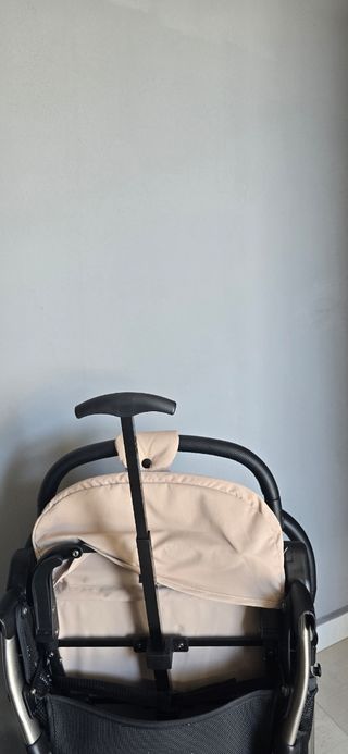 Carro de bebé color beige usado solo tres veses