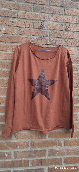 Camiseta marrón con estrella