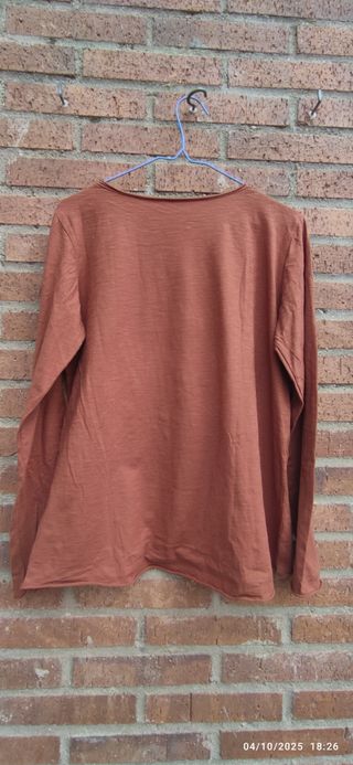 Camiseta marrón con estrella
