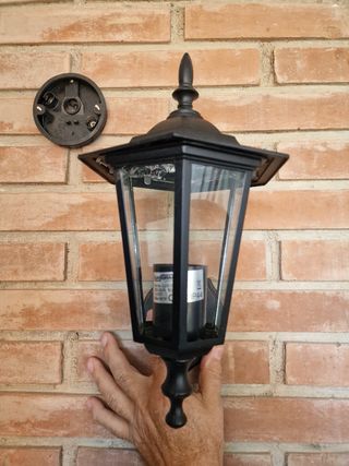 Farol de terraza negro y transparente.