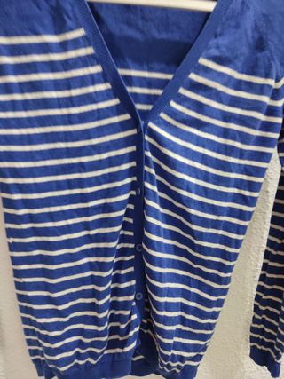 Chaqueta de punto azul y blanco