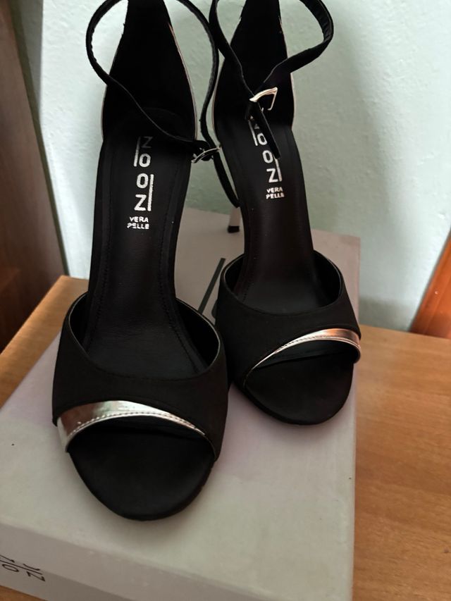 Sandali di raso eleganti nere con dettagli argento