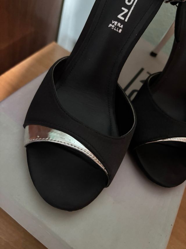 Sandali di raso eleganti nere con dettagli argento