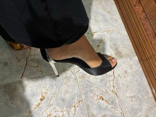 Sandali di raso eleganti nere con dettagli argento