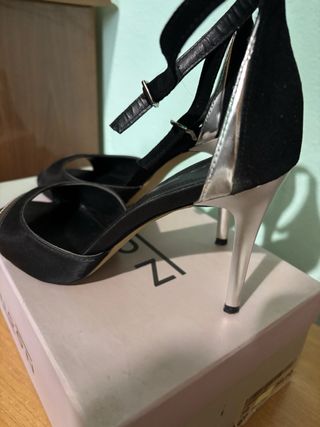 Sandali di raso eleganti nere con dettagli argento