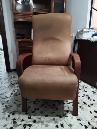 Sillón de tela y madera