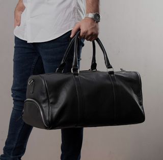 Bolsa de viaje negra de cuero.