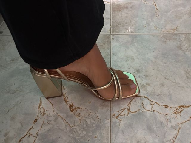 Sandali dorati eleganti