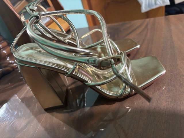 Sandali dorati eleganti