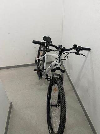 Bicicleta blanca poco uso