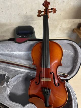 Violín con estuche y arco