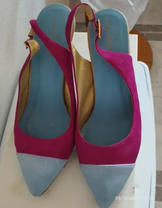Zapatos elegantes tacón azul y fucsia