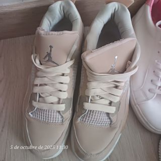 Zapatillas Jordan Beige y Blancas