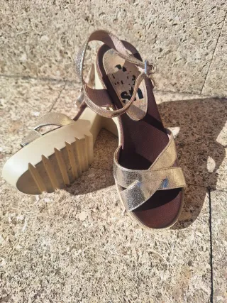 Sandalias doradas fiesta tacón plataforma