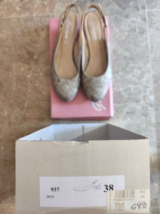Zapato tacón beige y dorado