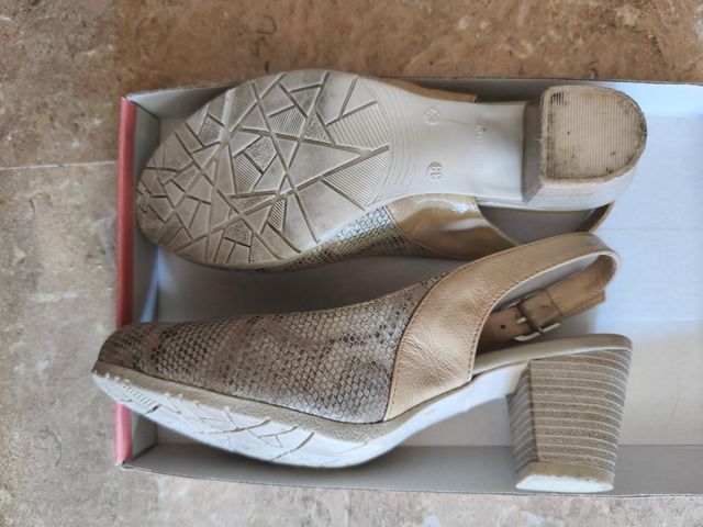 Zapato tacón beige y dorado