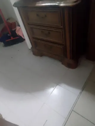 Comodino in legno con 3 cassetti