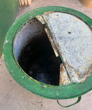 Bidón metálico antiguo de chapa verde