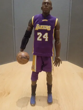 Figura Kobe Bryant 1:6 Lakers morado 22cm altura