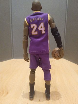 Figura Kobe Bryant 1:6 Lakers morado 22cm altura
