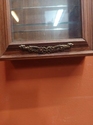 Vetrina noce con freggio e ottone